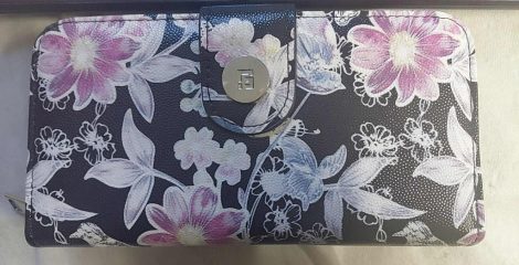 Fekete alapon virágos női pénztárca